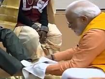 कुंभ 2019: PM मोदी ने गंगा में लगाई डुबकी, सफाई कर्मियों के पैर धोए और हाथ से पोछा
