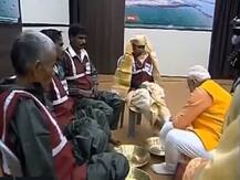 यूपी: पीएम मोदी ने धोए सफाईकर्मियों के पांव, बाद में उन्होंने कही बेहद भावुक बात