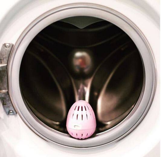 वॉशिंग मशीन लगाने के बाद आपको इस एग को कपड़ों के ऊपर डालना है. इसके बाद आप इसका कमाल देखिए. 