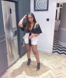 नशे में इतना धुत थी, हाई हील्स नाली की जाली में फंसी तो जाली की घर ले आई ये लड़की