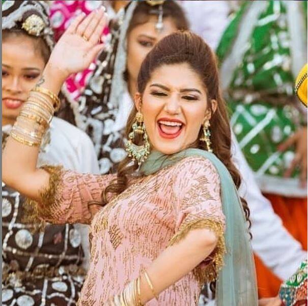 सपना चौधरी की गुलाबी ड्रेस में कुछ तस्वीरें सोशल मीडिया पर वायरल हो रही हैं. (तस्वीर-इंस्टाग्राम)