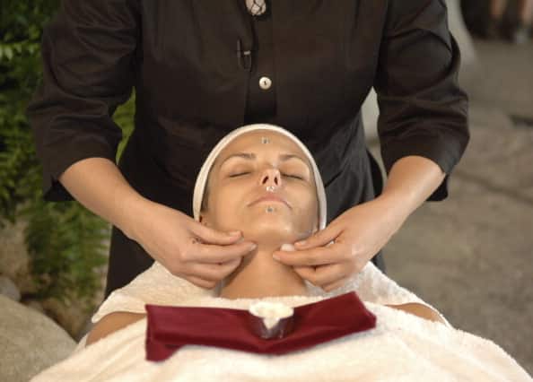 डायमंड फेशियल कई तरह के होते हैं. सिंपल डायमंड फेशियल को बॉलीवुड फेशियल भी बोला जाता है.