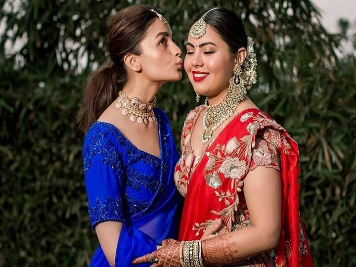  Alia Bhatt performs on Janhvi Kapoor’s Zingaat at friend’s sangeet, watch viral videos  फ्रेंड की शादी में 'झिंगाट' से लेकर 'कोका कोला तू' पर नाचती दिखी आलिया, देखें INSIDE वीडियो