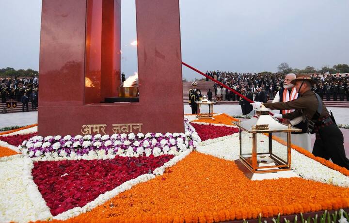प्रधानमंत्री नरेन्द्र मोदी आज राष्ट्रीय राजधानी में इंडिया गेट के पास ‘‘राष्ट्रीय समर स्मारक’’ को राष्ट्र को समर्पित किया. यह स्मारक आजादी के बाद से देश के लिए अपने प्राण न्योछावर करने वाले सैनिकों के सम्मान में बनाया गया है.