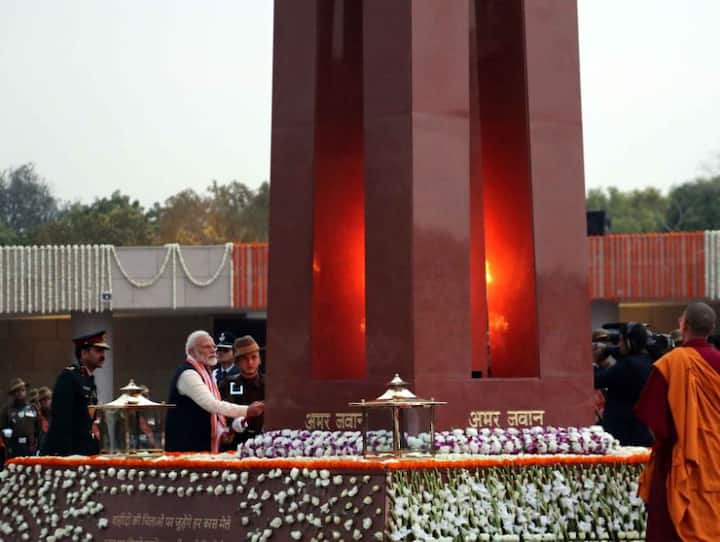 इसमें चार वृत्ताकार परिसर हैं और एक ऊंचा स्मृति स्तंभ भी होगा जिसके तल में अखंड ज्योति दीप्तमान रहेगी . इसमें 21 परमवीर चक्र विजेताओं की आवक्ष प्रतिमा भी है . इसमें त्याग चक्र में 16 दीवारों का निर्माण किया गया है जहां 25,942 शहीदों को नमन किया जा सकता है.