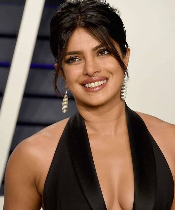 इस दौरान निक और प्रियंका दोनों ही बेहद खूबसूरत तो लग ही रहे थे साथ ही एक दूसरे के साथ मस्ती के मूड में भी नजर आ रहे थे.