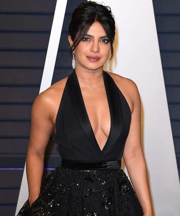 प्रियंका चोपड़ा इस दौरान इस दौरान एक बेहद सेक्सी ब्लैक ड्रेस में पहुंचीं थी. वहीं, निक भी नेवी ब्लू सूट में काफी जच रहे थे.