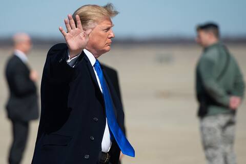 अमेरिका ने भी बोइंग के 737 मैक्स विमानों के उड़ने पर लगायी रोक अमेरिका ने भी बोइंग के 737 मैक्स विमानों के उड़ने पर लगायी रोक