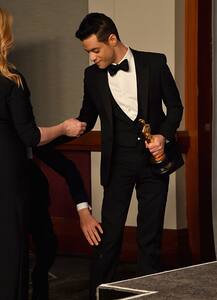 ऑस्कर जीतने के बाद मंच पर ही गिर गया ये एक्टर, जानें क्या हुआ