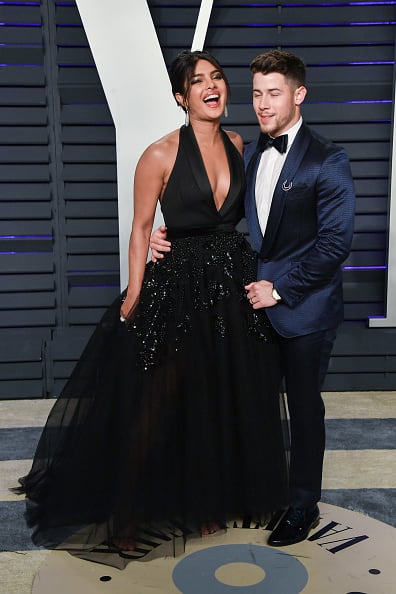 वहीं रेड कार्पेट पर फोटो खिंचवाने के दौरान प्रियंका ठहाके मारती दिखीं.फोटोः गेटी इमेज