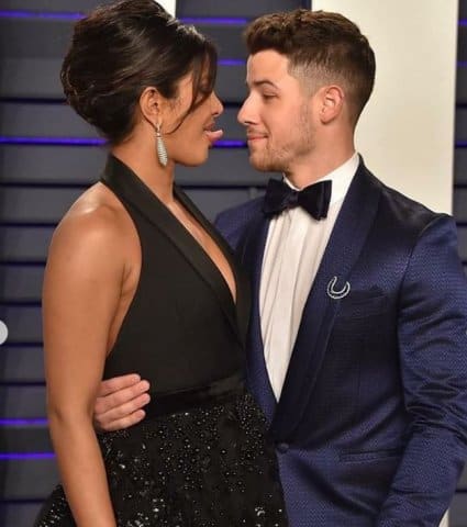 पहले प्रियंका ने निक को जीभ दिखाई फिर निक ने. फोटोः गेटी इमेज