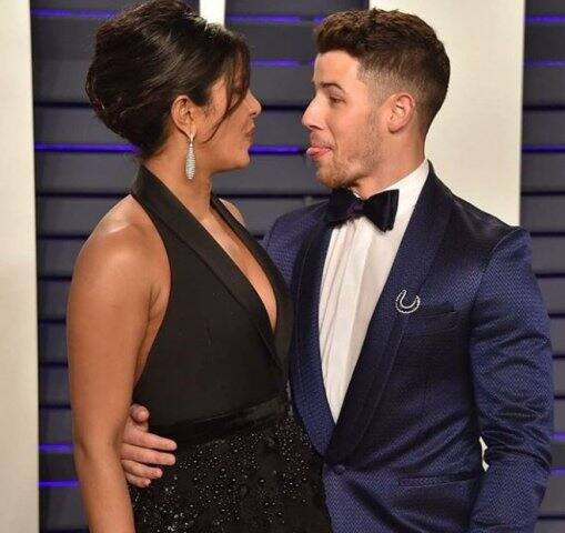 वहीं रेड कार्पेट पर एक-दूसरे को जीभ दिखाते नजर आएं.फोटोः गेटी इमेज