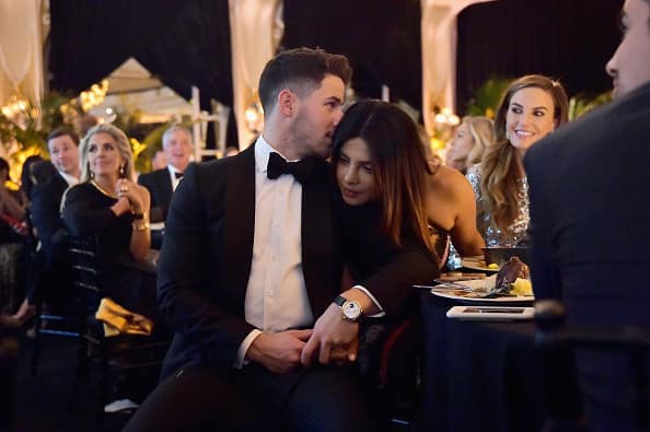 इतना ही नहीं, इवेंट के दौरान भी निक प्रियंका को किस करते नजर आएं. फोटोः गेटी इमेज