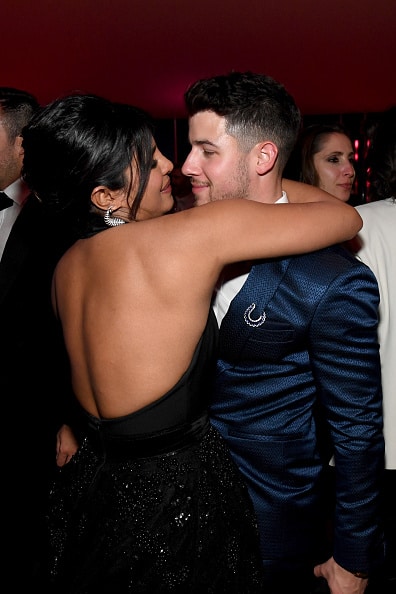 वैनिटी फेयर की तरफ से आयोजित हुई इस ऑस्कर पार्टी में प्रियंका-निक एक-दूसरे की बांहों में बांहे डाले नजर आएं. फोटोः गेटी इमेज