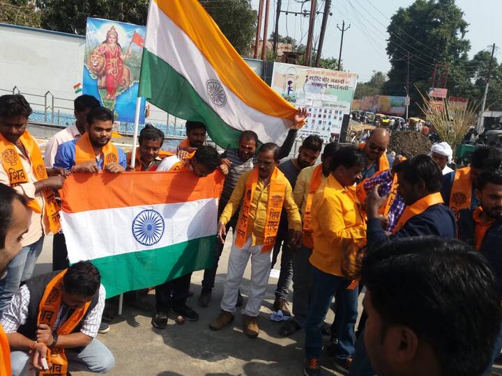 पुलवामा हमले के ठीक तेरहवें दिन भारतीय सेना की पीओके पर की गई बड़ी कार्रवाई से देश में जश्न का माहौल है. जहां लोग एक-दूसरे को फोन कर बधाइयां दे रहे हैं. तो वहीं सीएम सिटी में दिवाली जैसा माहौल है. सड़क पर उतरे आमजन के साथ विभिन्न सामाजिक संगठनों और छात्र-छात्राओं ने एक-दसूरे को मिठाई खिलाकर अपनी खुशी का इजहार किया.