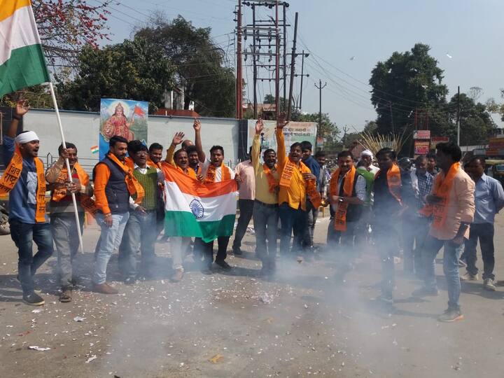 शास्त्री चौक पर जुटे बजरंग दल के कार्यकर्ताओं ने आतिशबाजी कर एक-दूसरे का मुंह मीठा कराया. खुशी में झूम रहे कार्यकर्ताओं ने भारत माता की जय, वंदे मातरम और पाकिस्तान मुर्दाबाद के नारे लगाए. इस अवसर पर बजरंग दल के संयोजक दुर्गेश त्रिपाठी ने कहा कि पूरा देश आज खुशियां मना रहा है.
