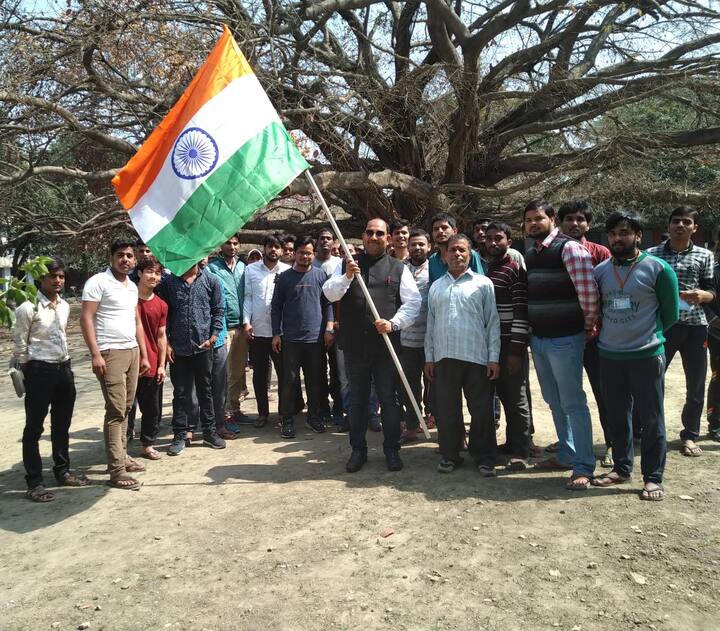 शिवराष्ट्र सेना के के कार्यकर्ताओं ने भी शास्त्री चौक पर आतिशबाजी कर अपनी खुशी प्रकट की. भगवा कपड़े में पहुंचे कार्यकर्ताओं के साथ आमजन ने भी मुंह मीठा कर एक-दूसरे को बधाई दी. इस दौरान कार्यकर्ताओं ने नरेन्द्र मोदी और भारतीय सेना के जयकारे भी लगाए.