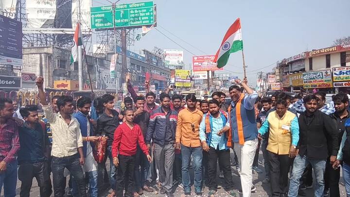 गोरखपुर विश्वविद्यालय और छात्रावास के छात्रों ने भी सड़क पर उतरकर पाकिस्तान मुर्दाबाद के नारे लगाए. इस दौरान अंग्रेजी विभाग के प्रोफेसर डा. अजय कुमार शुक्ला के नेतृत्व में विश्वविद्यालय गेट से निकला छात्रों का जुलूस नाथ चन्द्रावत छात्रावास पर आकर सम्पन्न हुआ.
