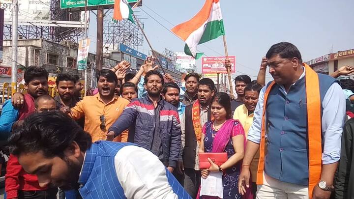 यूपी ट्रक संचालक एसोसिएशन ने प्रदेश महामंत्री आरपी सिंह के नेतृत्‍व में पादरी बाजार चौक पर पटाखे फोड़कर अपनी खुशी जाहिर की. इस दौरान एसोसिएशन के पदाधिकारियों ने एक-दूसरे को मिठाई खिलाई. इस अवसर पर प्रदेश महामंत्री आरपी सिंह ने कहा कि भारत ने आर्थिक और राजनीतिक और विदेश नीति में सफलता के साथ ही आज वायुसेना की ताकत का भी दुश्‍मन राष्‍ट्र को एहसास करा दिया. इस अवसर पर विनोद सिंह, विनोद दुबे, संदीप सिंह, विशाल शाही, दिलीप पाल, दामोदर उपाध्‍याय समेत अनेक लोग उपस्थित रहे.