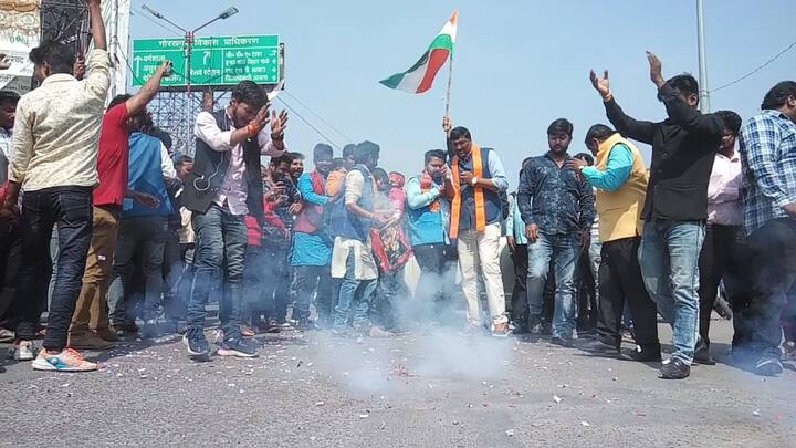 शास्‍त्री चौक पर मंगलवार को युवा दर्पण की ओर से पाकिस्‍तान की ओर से हुए एयर स्‍ट्राइक की खुशी में आतिशबाजी की गई. इसके साथ ही लोगों ने एक-दूसरे को मिठाई खिलाकर पदाधिकारियों ने भारत माता की जय के जयघोष के साथ देश के शहीदों को नमन किया. इस अवसर पर नेतृत्‍व कर रही नैना सिंह ने कहा कि हमारे देश के प्रधानमंत्री ने पाकिस्‍तान को अपनी ताकत का अहसास करा दिया है. ये दूसरी बार है जब उन्‍होंने सर्जिकल स्‍ट्राइक कर 56 इंच का सीना पाकिस्‍तान को दिखाया है. पाकिस्‍तान ने फिर भारत की तरफ सिर उठाकर देखा, तो हमारी वीर सेना इसका करारा जवाब देगी.