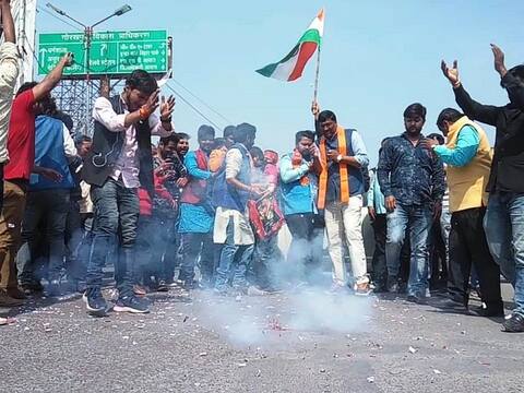 सर्जिकल स्ट्राइक-2: गोरखपुर में मनी दिवाली, लोगों ने एक-दूसरे को मिठाई खिलाकर मनाई खुशी सर्जिकल स्ट्राइक-2: गोरखपुर में मनी दिवाली, लोगों ने एक-दूसरे को मिठाई खिलाकर मनाई खुशी