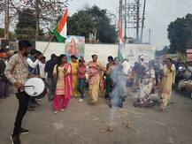 सर्जिकल स्ट्राइक-2: झूम कर नाचे किन्नर, पटाखे फोड़कर एक-दूसरे को बांटी मिठाइयां