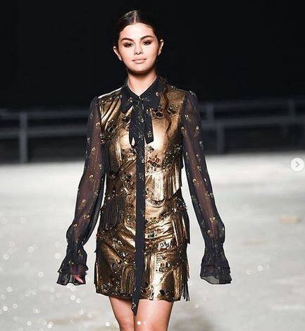 सेलेना गोमेज के जहां 146 मिलियन 2 लाख 67 हजार 801 फॉलोअर्स हैं वहीं एरियाना ग्रांडे के 146 मिलियन 2 लाख 86 हजार 173 फॉलोअर्स हैं.  