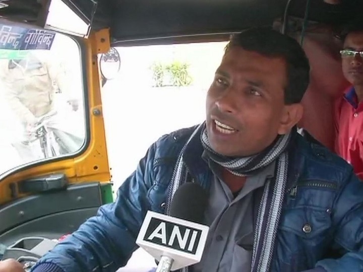 Delhi: An auto driver Manoj offered free rides today in celebration of Indian strikes on JeM camp in Balakot खुशी का इजहार: वायुसेना की कार्रवाई से गदगद ऑटो ड्राइवर ने यात्रियों को दी फ्री सेवा