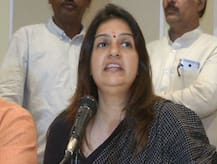 हाथरस गैंगरेप पीड़िता की मौत, प्रियंका चतुर्वेदी ने स्मृति ईरानी पर साधा निशाना, कही ये बात