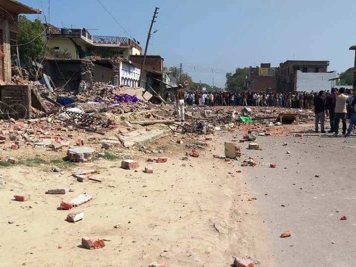 Blast in a CNG car which was parked in a firecracker godown in Gurugram गुरुग्राम: पटाखे के गोदाम में खड़ी कार में लगी आग, एक की मौत और पांच जख्मी