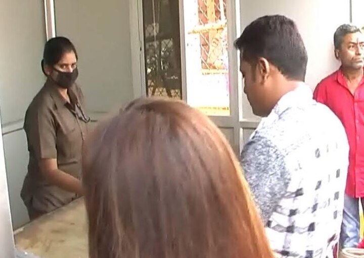 एयर स्ट्राइक के बाद महराजगंज से सटे भारत-नेपाल की 84 किमी सीमा पर एसएसबी के जवानों द्वारा पेट्रोलिंग की जा रही है. वहीं भारत-नेपाल की सोनौली सीमा पर सुरक्षा एजेंसियों द्वारा सीसीटीवी से भी नजर रखी जा रही है. डॉग स्क्वायड से भी तलाशी ली जा रही है.एयर स्ट्राइक के बाद भारत-नेपाल की खुली सीमा से आतंकियों द्वारा भारत में घुसने की आशंका को देखते हुए सरकार ने सुरक्षा एजेंसियों को सतर्क किया गया है.