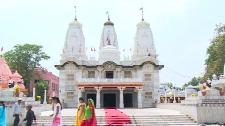 भारत के आक्रामक रुख के बाद पूरे देश में एलर्ट जारी कर दिया गया है. गोरखनाथ मंदिर की सुरक्षा भी बढ़ा दी गई है. ऐसे में रेलवे स्टेशनों, नेपाल बार्डर, मंदिर और अन्य भीड़भाड़ वाले इलाकों पर कड़ा पहरा है.