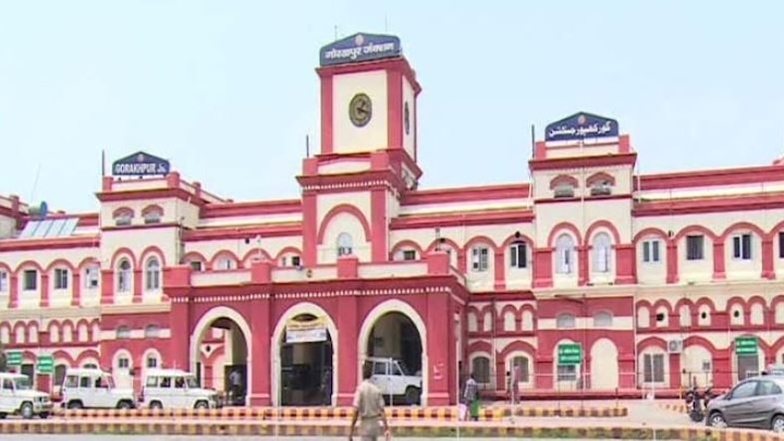वहीं सीएम योगी आदित्यनाथ के गृह जनपद गोरखपुर के अन्य भीड़-भाड़ वाले इलाके पर भी पुलिस और खुफिया एजेंसियों ने नजर बनाई हुई है. तनातनी के बीच गोरखपुर के रेलवे स्टेशन पर भी सुरक्षा के कड़े इंतजाम हैं. सभी प्लेटफार्म पर आरपीएफ और जीआरपी के जवान सघन तलाशी अभियान चला रहे हैं.