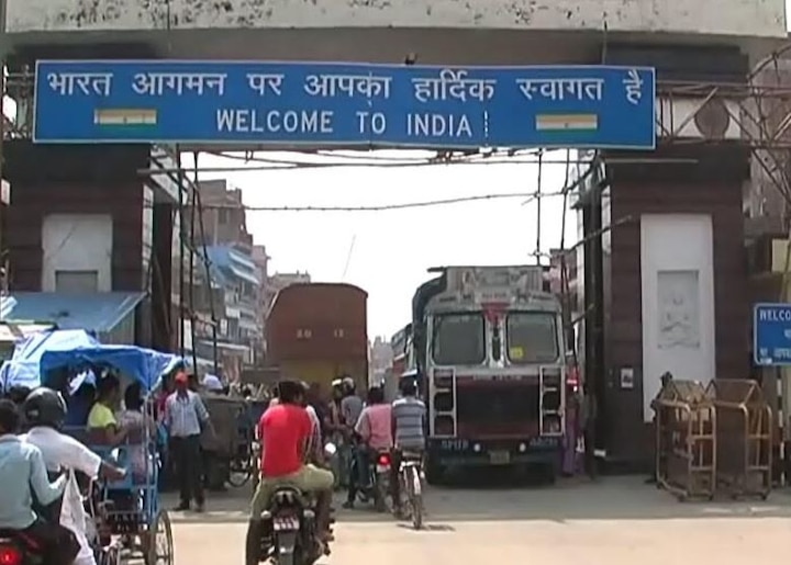 भारत की सर्जिकल स्ट्राइक-2 के बाद बौखलाए पाकिस्तान की नापाक हरकतों को रोकने के लिए भारत सरकार ने पूरे देश में एलर्ट जारी किया है. वहीं भारत-नेपाल के सोनौली बार्डर के साथ विश्व प्रसिद्ध गोरखनाथ मंदिर और रेलवे स्टेशन की सुरक्षा भी बढ़ा दी गई है. चप्पे-चप्पे पर एसएसबी और पुलिस के जवानों की पैनी नजर है.