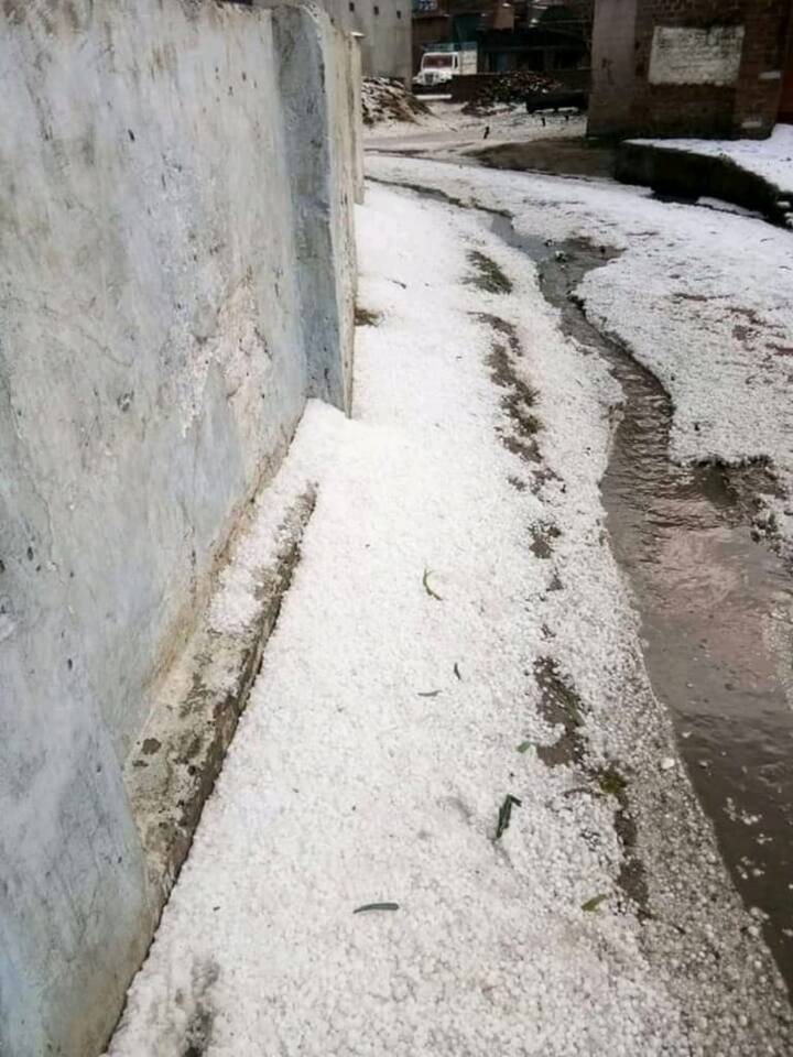 बरेली में तेज बारिश के साथ हुई ओलावृष्टि की तस्वीरें और वीडियो लोगों ने सोशल मीडिया पर खूब शेयर किया. बरेली-लखनऊ हाईवे बर्फ से पूरी तरह ढक गया. शायद इस तरह का नजारा मैदानी इलाके में सभी ने पहली बार ही देखा होगा.