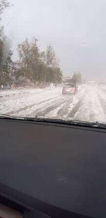 बरेली: आसमान से बरसी आफत, बर्फ से पट गई सड़कें और खेत