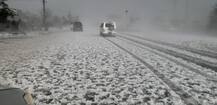बरेली: आसमान से बरसी आफत, बर्फ से पट गई सड़कें और खेत