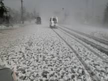 बरेली: आसमान से बरसी आफत, बर्फ से पट गई सड़कें और खेत