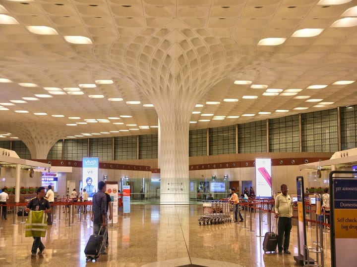 Mumbai Airport Loses second-busiest tag to Bengaluru in first 10 months सबसे व्यस्त एयरपोर्ट में दूसरे स्थान से खिसका मुंबई हवाई अड्डा, तीसरे स्थान पर आया