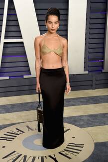 18 कैरेट गोल्ड की ड्रेस और हाथों में डायमंड पहन जब रेड कार्पेट पर उतरीं ये अभिनेत्री तो देखने वालों की सांसे थम गईं