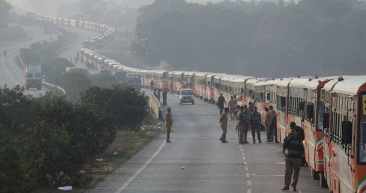 बता दें कि योगी सरकार ने कुंभ मेले के दौरान पर्यटकों को आने-जाने की सुविधा देने के लिए देश की प्रमुख आउटस्टेशन टैक्सी कंपनी-गोजो कैब्स के साथ करार किया है. भारत के 1000 से अधिक शहरों में सक्रिय गोजो कैब्स प्रयागराज में लोगों को कुंभ तक पहुंचा रही हैं.