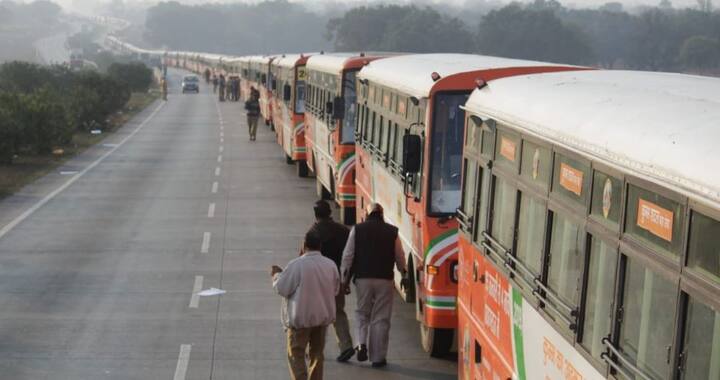 शहर के बाहर बने पार्किंग स्थलों से श्रद्धालुओं को लाने के लिए पहली बार बड़ी संख्या में एनएच-19 पर शटल बसें लगाई गई थीं. इनकी संख्या 100, 200, 300 नहीं बल्कि 510 थीं. इन पर कुंभ का लोगो और पोस्टर लगे हुए थे. ये सभी बसें 3.2 किलोमीटर तक एक लाइन में खड़ी हुई थीं. जिसने भी ये नजारा देखा बस देखता ही रह गया