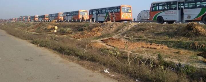  बता दें कि कुंभ मेले की सुरक्षा के लिए सुरक्षा के कड़े इंतजाम किये गए हैं. चप्पे-चप्पे पर नजर रखी जा रही है. यहां बीस हजार से अधिक पुलिसकर्मी, छह हजार होमगार्ड, 40 थाने, 58 चौकियां, 40 दमकल स्टेशन, केन्द्रीय बलों की 80 कंपनियां और पीएसी की 20 कंपनियां तैनात की गयी हैं. आतंकवाद रोधी स्क्वाड के कमांडो, बम निरोधक दस्ता ओर खुफिया एजेंसियों को भी तैनात किया गया है. ये भी अपने आप में किसा रिकॉर्ड से कम नहीं है.