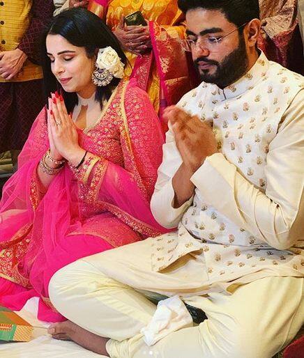 बॉलीवुड अभिनेत्री प्रियंका चोपड़ा के छोटे भाई सिद्धार्थ चोपड़ा का बुधवार को इशिता कुमार के साथ रोका हो गया है. सभी फोटोः इंस्टाग्राम