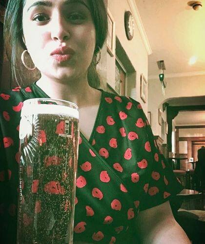 इशिता बहुत ही खूबसूरत तरीके से पाउट बनाना जानती है. ये तस्वीर इसी बात की गवाह है. 