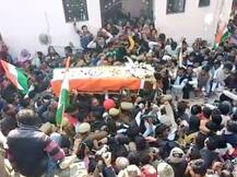 शहीद वायुसैनिक के सवा साल के बेटे ने दी मुखाग्नि, नम आंखों से लोगों ने दी अंतिम श्रद्धांजलि