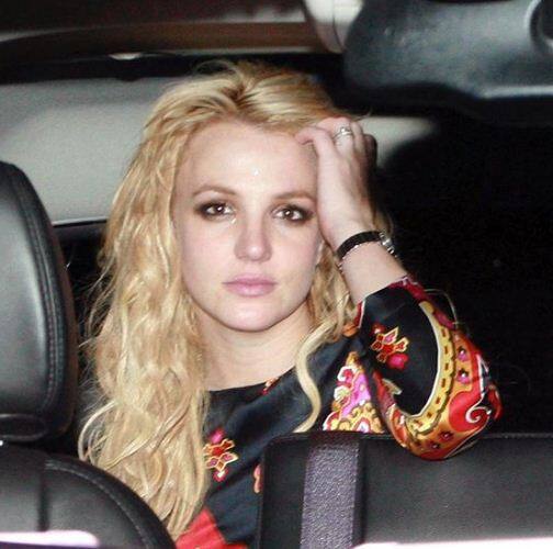 पॉप स्टार ब्रिटनी स्पीयर्स को अपने कॉरियोग्राफर के साथ डेटिंग करते हुए उस समय पकड़ा गया जब वे जस्टिन टिंगरलेक के साथ कमिटमेंट में थी.