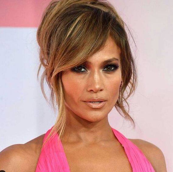 जेनिफर लोपेज शादी के पांच महीने बाद अपने ब्वॉयफ्रेंड के साथ डेटिंग करते पकड़ी गई थीं. 