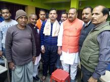 पुलवामा हमला: सीआरपीएफ जवान अवधेश ने घरवालों से छुपा ली थी घायल होने की बात, गांव लौटने पर हुआ जोरदार स्वागत