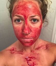 चेहरे पर ये लड़की लगाती है \'पीरियड ब्लड\', जानें क्या है इसके पीछे का राज